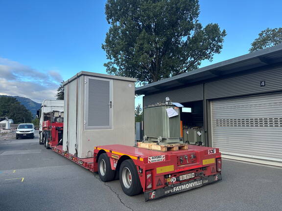 13 Tonnen Material: Trafostation und Transformator werden angeliefert 