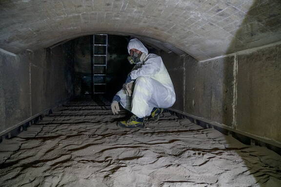 Das Reinigen der Brennräume erfordert Schutzausrüstung
