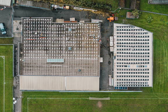 Bereits drei Wochen nach Baustart ist das Ausmass der gesamten Photovoltaikanlage sichtbar