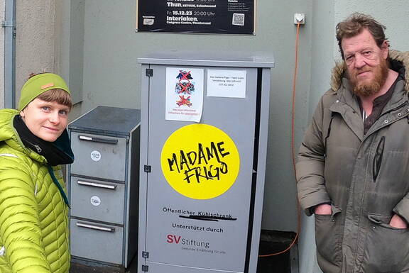 Beim Kühlschrank an der Marktgasse 37 in Interlaken: Lea Schlatterer und Roland Baumann gehören zu den schweizweit über 450 freiwilligen Helfer*innen von Madame Frigo 

