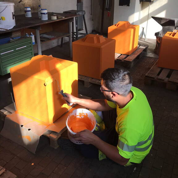 Ricardo, Netzelektriker in Ausbildung, sorgt für den IBI-gerechten Style der Leuchten-Sockel.
