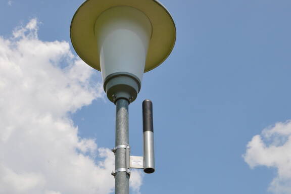 alte LORNO-Funkantenne am Kandelaber