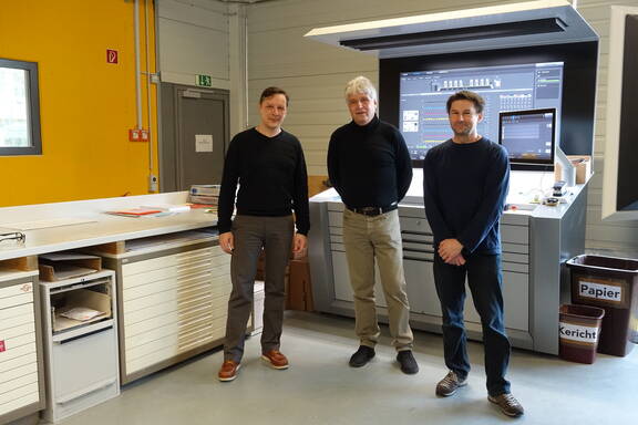 Zoom: Sie produzieren den IBIKUS Newsletter: Vlnr: Roman Ringgenberg, IBI (Redaktion), Thomas Ilg, Ilg AG (Druck), Alexander Moser, Moser Graphic Design (Layout).