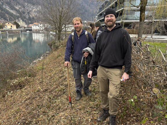 Mitglieder von "Hubertus" nehmen sich die Uferböschung am Schifffahrtskanal vor

