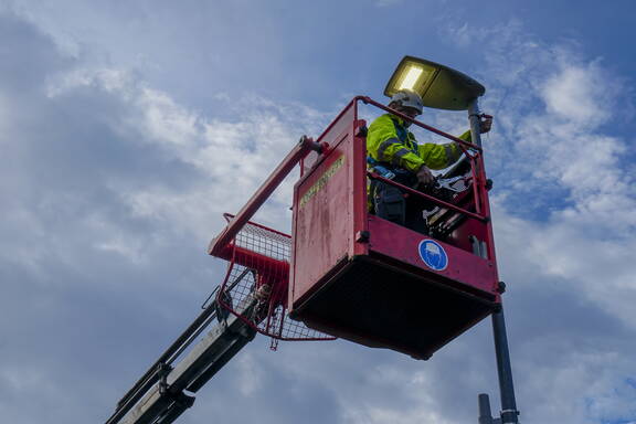Wartungsarbeiten an LED-Leuchte