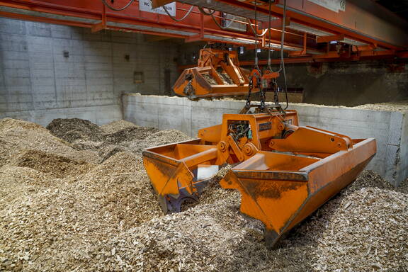 Vom Schnitzelsilo gelangen die Holzschnitzel über Hydrauliksysteme in die Heizkessel