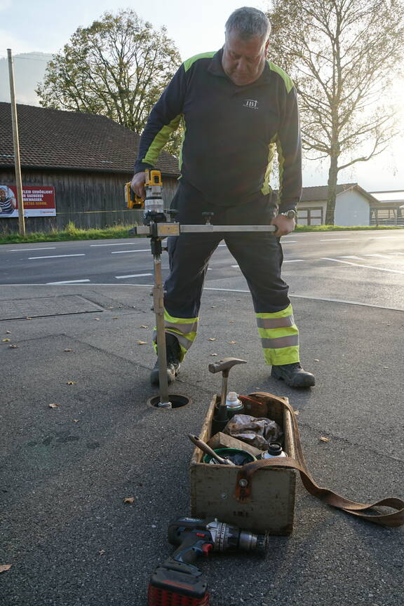 Ein Wasserschieber wird auf seine Gängigkeit geprüft 