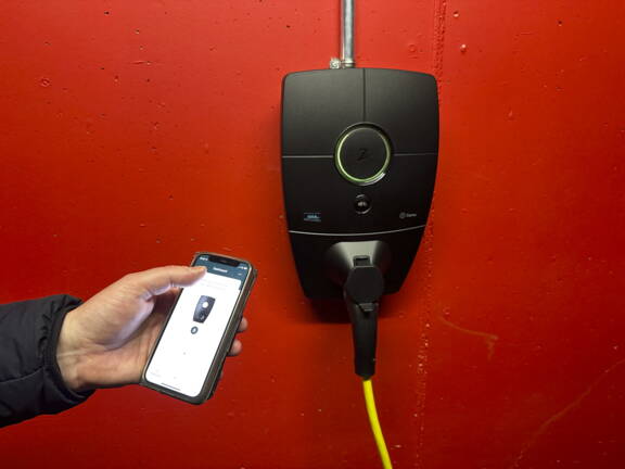 Die Ladestationen müssen in der Lage sein, untereinander zu kommunizieren. Eine App gibt Auskunft über den Ladestand des Autos.