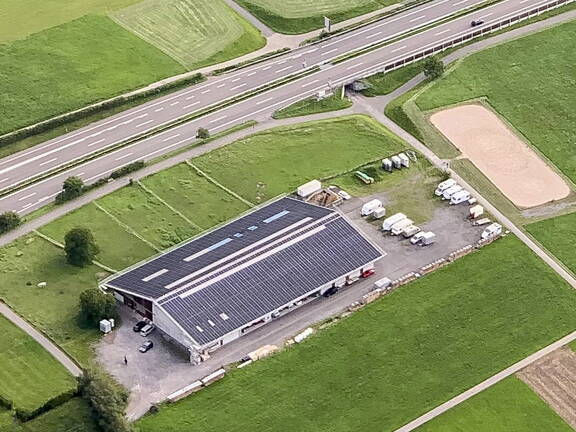 Die Anlage der Solargemeinschaft auf dem Pferdesportcenter Matten leistet 0.5 Megawatt 
