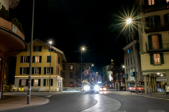 Kreuzung, beleuchtet mit LED-Leuchten.