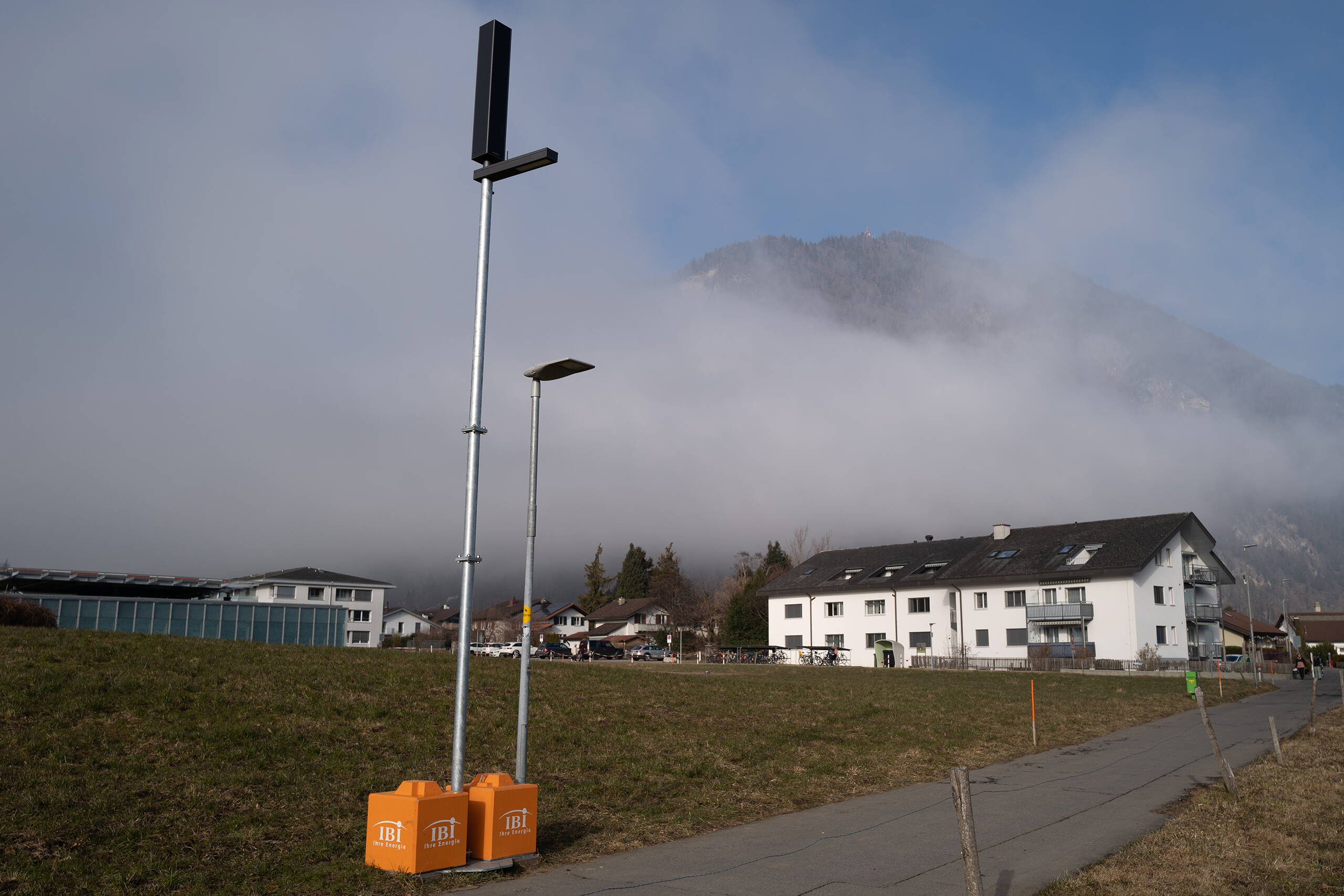 Solarleuchte (links) als temporärer Ersatz der bestehenden Beleuchtung Zoom: Solarleuchte (links) als temporärer Ersatz der bestehenden Beleuchtung.