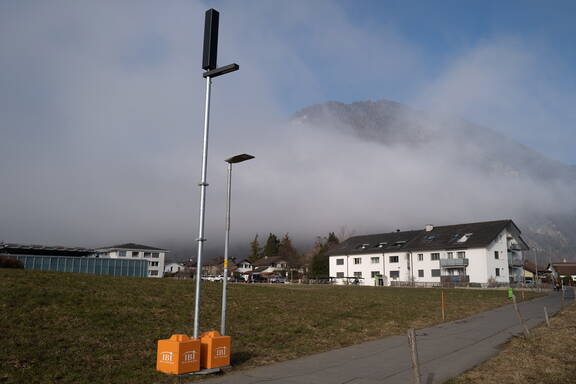 Zoom: Solarleuchte (links) als temporärer Ersatz der bestehenden Beleuchtung.

