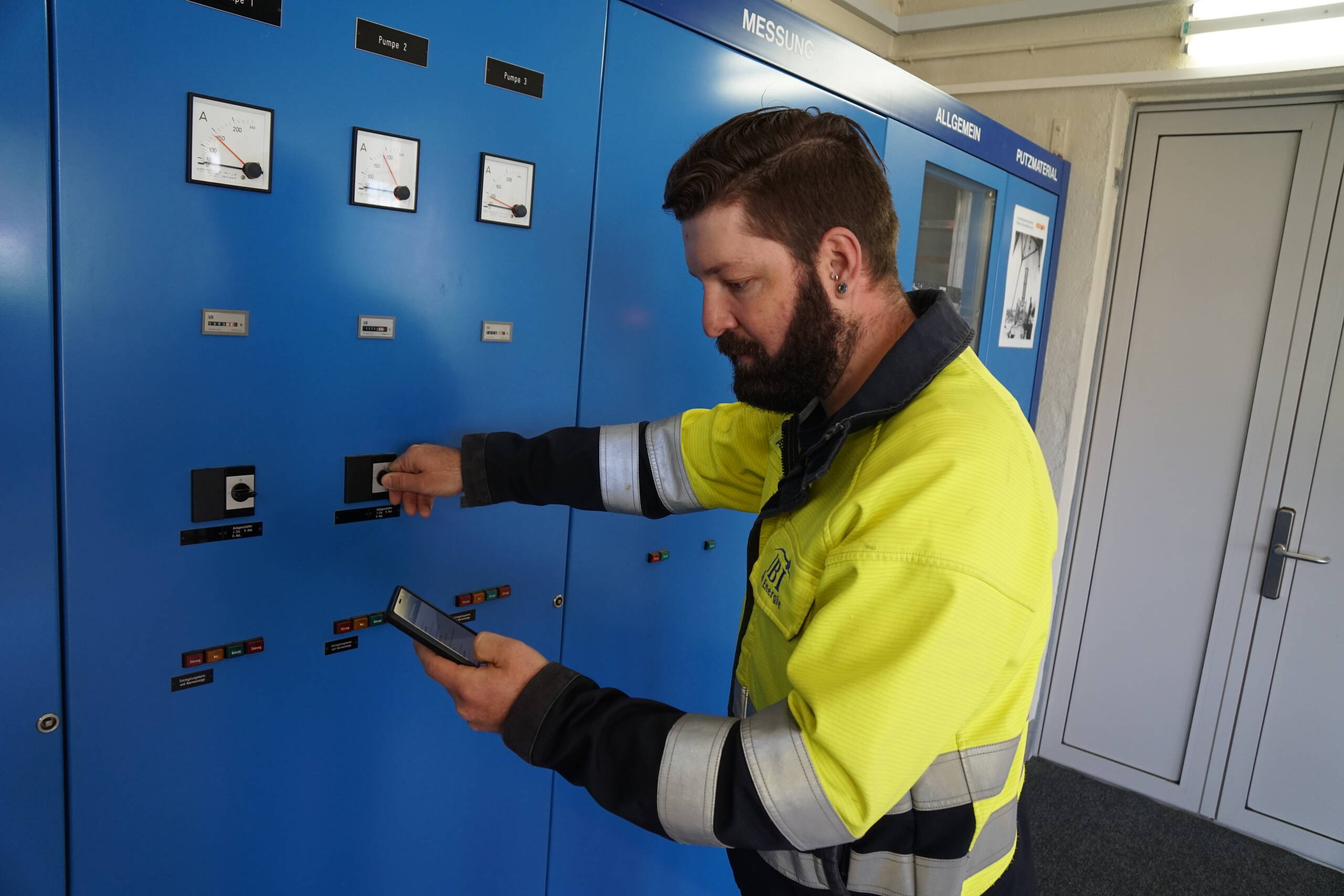 Zoom: Per App auf dem Smartphone oder Tablet haben Mitarbeitende von jedem Standort aus Zugriff auf das System. 
