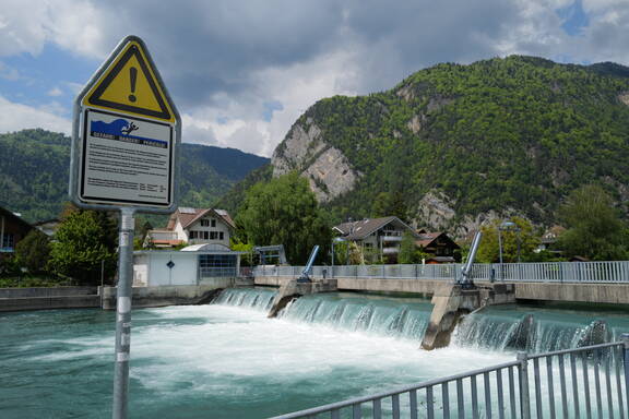 In den betroffenen Zonen unterhalb des Kraftwerks wird mit Warnschildern auf die Gefahr von Schwallwasser hingewiesen.  

