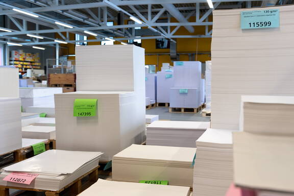 Zoom: Die Ilg AG verwendet zertifiziertes Papier aus Schweden, Deutschland, Finnland und Österreich. Das einzige in der Schweiz produzierte Papier wird für Zeitungen verwendet. 
