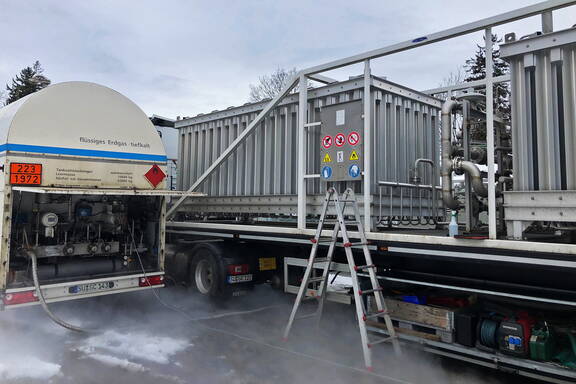 LNG: Durch Abkühlung auf -161 bis -164 °C verflüssigtes Erdgas.