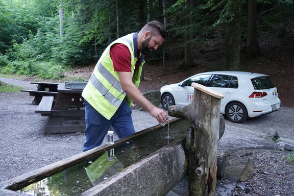 Entnahme einer Wasserprobe im Rugenwald.