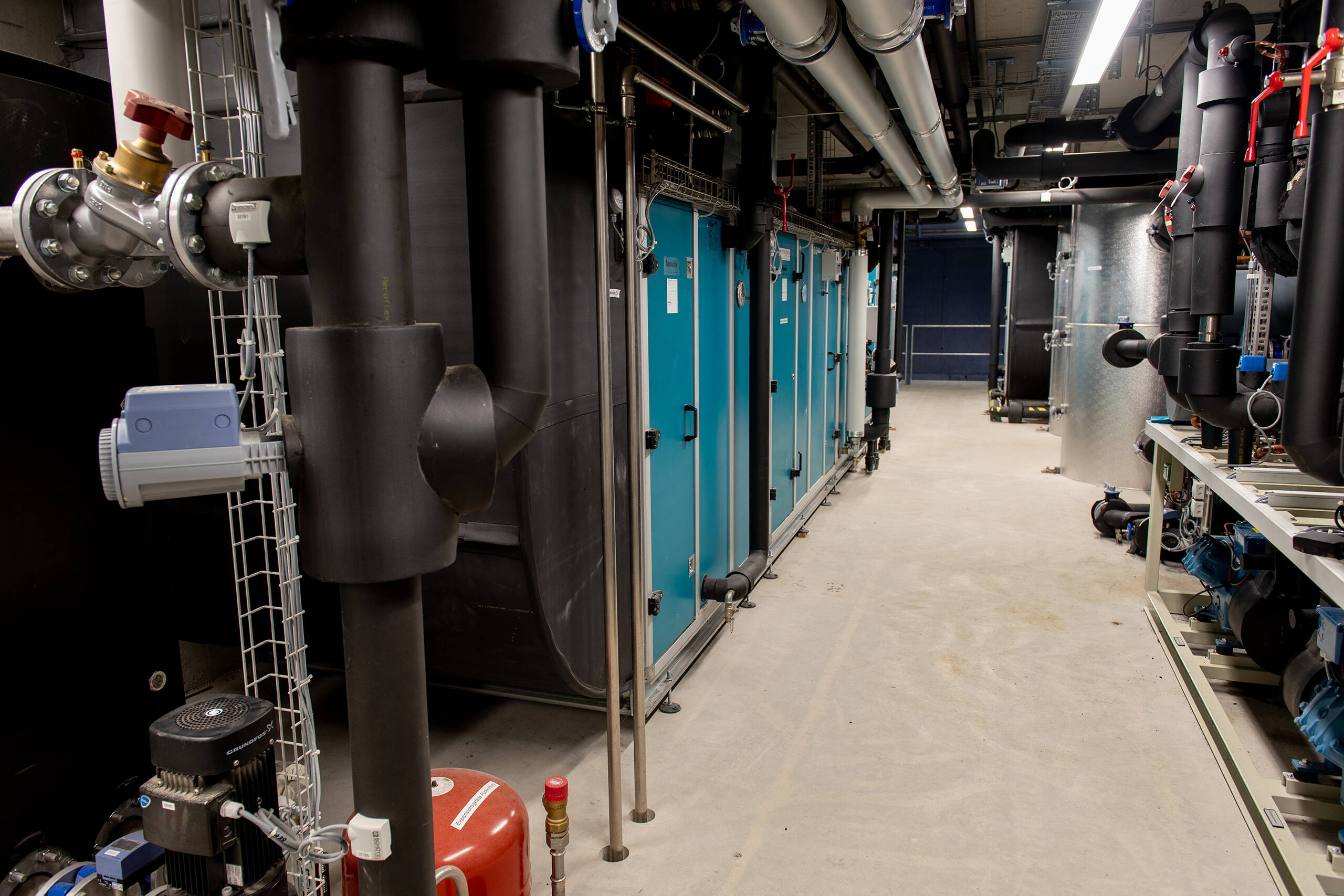 Zoom: Der Technikraum mit den Wärmepumpen: Hier kommen die Daten zahlreicher Sensoren aus dem gesamten Gebäude zusammen.