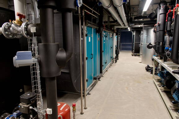 Zoom: Der Technikraum mit den Wärmepumpen: Hier kommen die Daten zahlreicher Sensoren aus dem gesamten Gebäude zusammen.