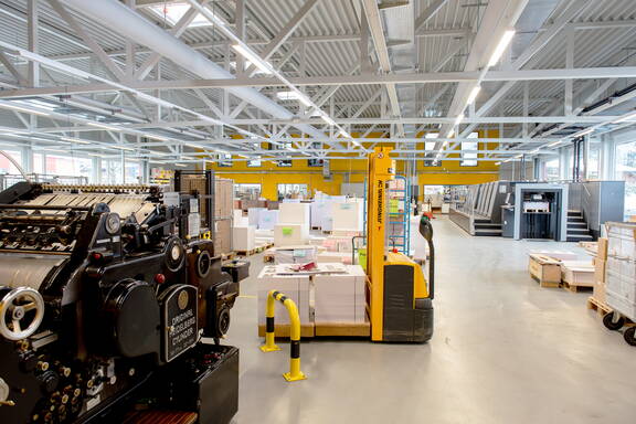 In der hellen, geräumigen Produktionshalle wird die Qualitätssicherung besonders grossgeschrieben. Die sehr geringen Lärmimmissionen sorgen für eine entspannte Stimmung.
