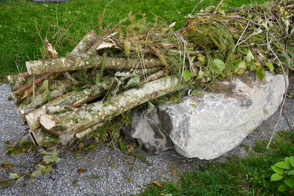 Element aus Faschine und Steinblock 