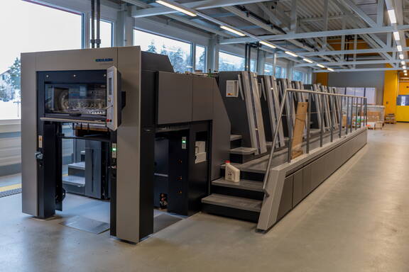 Zoom: Die topmoderne Druckmaschine produziert hochpräzise Erzeugnisse, ohne dabei Ressourcen zu verschwenden.