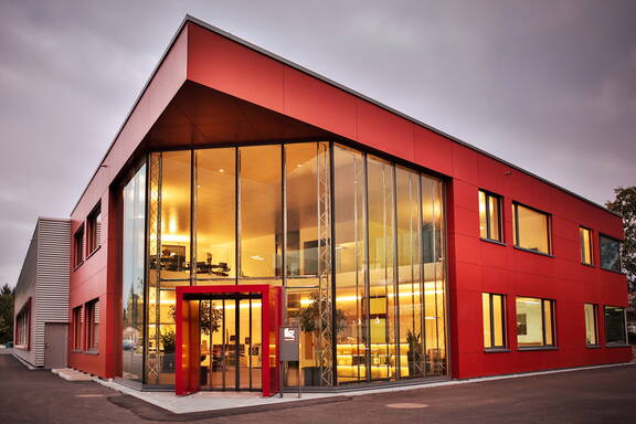 Das Firmengebäude der Ilg AG am Dorfrand von Wimmis.

