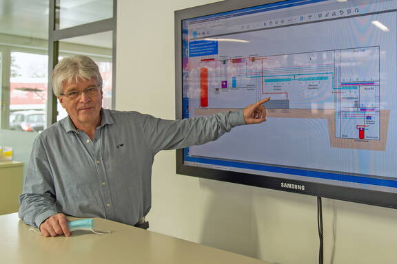 Thomas Ilg führt die Ilg AG in Wimmis in vierter Generation. Der Monitor zeigt auf einen Blick das vollständige Energie-Management-System.
